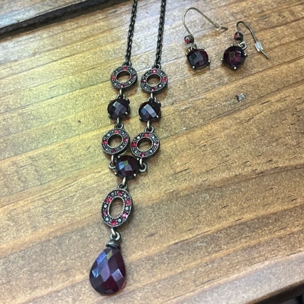 Vintage Avon gold tone and red gemstone sparkling necklace and earring set B3